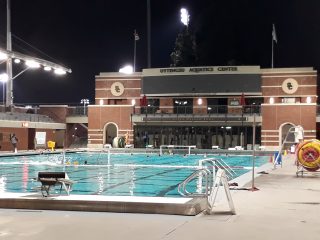 La hermosa piscina olimpica de la USC de noche (2)